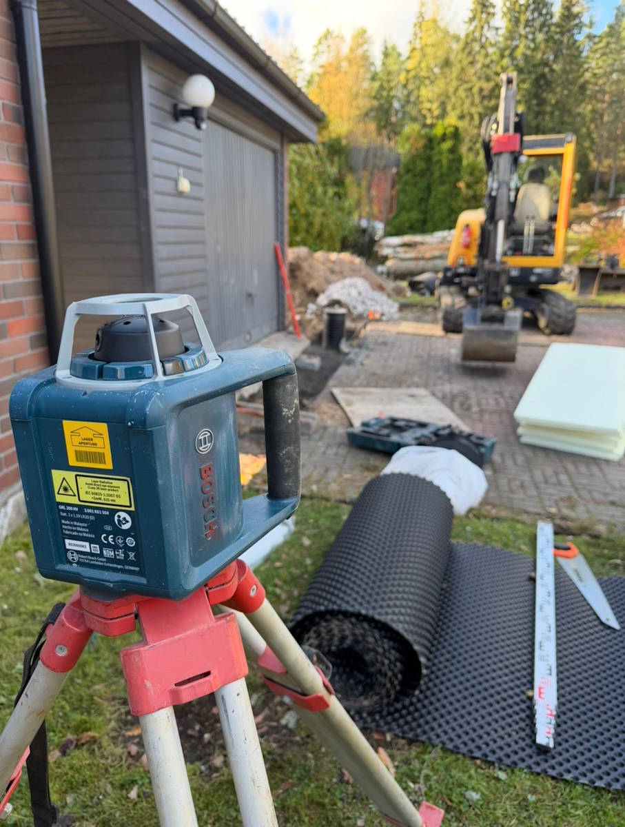 Uusien salaojien rakentamista