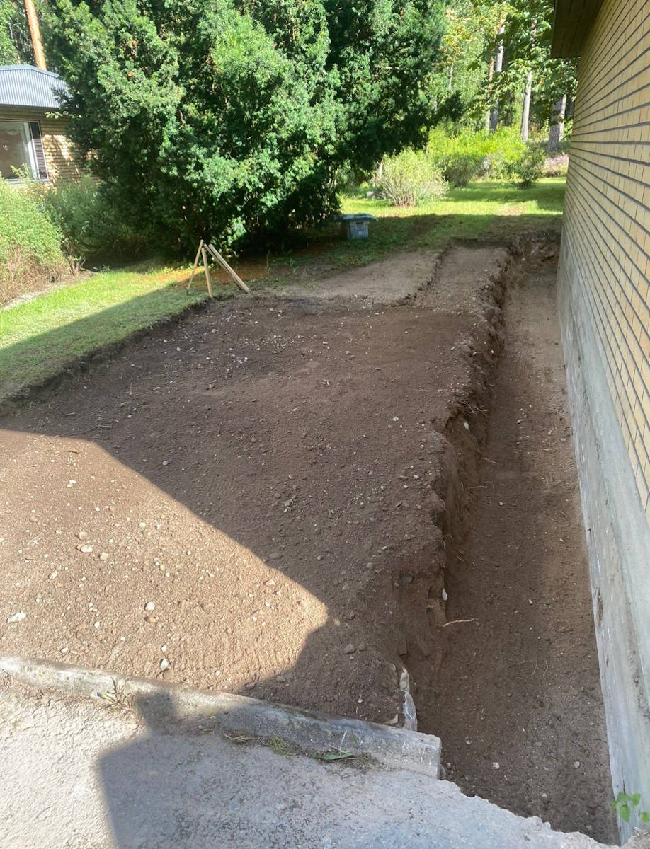 Varaston pääty sekä takaseinä kaivettu auki odottamaan salaojien sekä sepelin asennusta, parkkialuetta laajennettiin yhden auton verran